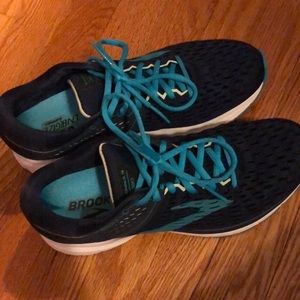 Brooks tenis shoes